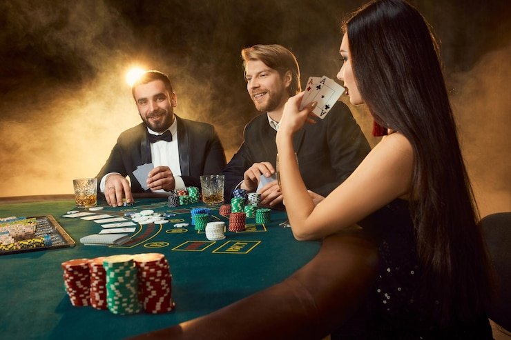 Pengguna menikmati hiburan mobile sports dan casino dengan smartphon di ruang santai